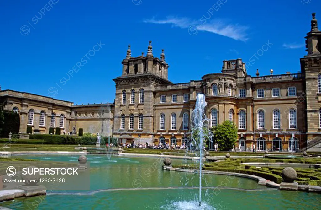 Blenheim Palace, Woodstock, near Oxford, Oxfordshire, England. Water fountain in upper water terrace and visitors