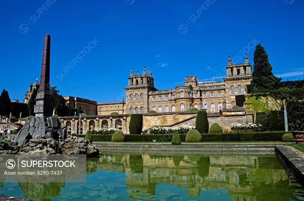 Blenheim Palace, Woodstock, near Oxford, Oxfordshire, England. View from lower water terrace. Large fountain.