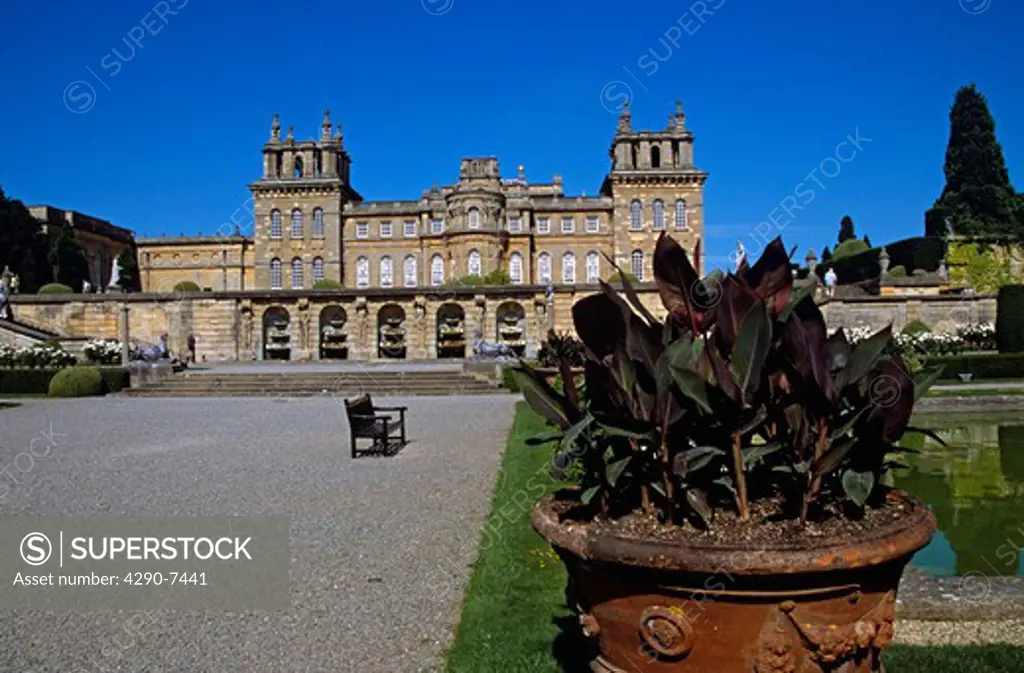 Blenheim Palace, Woodstock, near Oxford, Oxfordshire, England. Water fountains in wall, large plant pot, lower water terrace