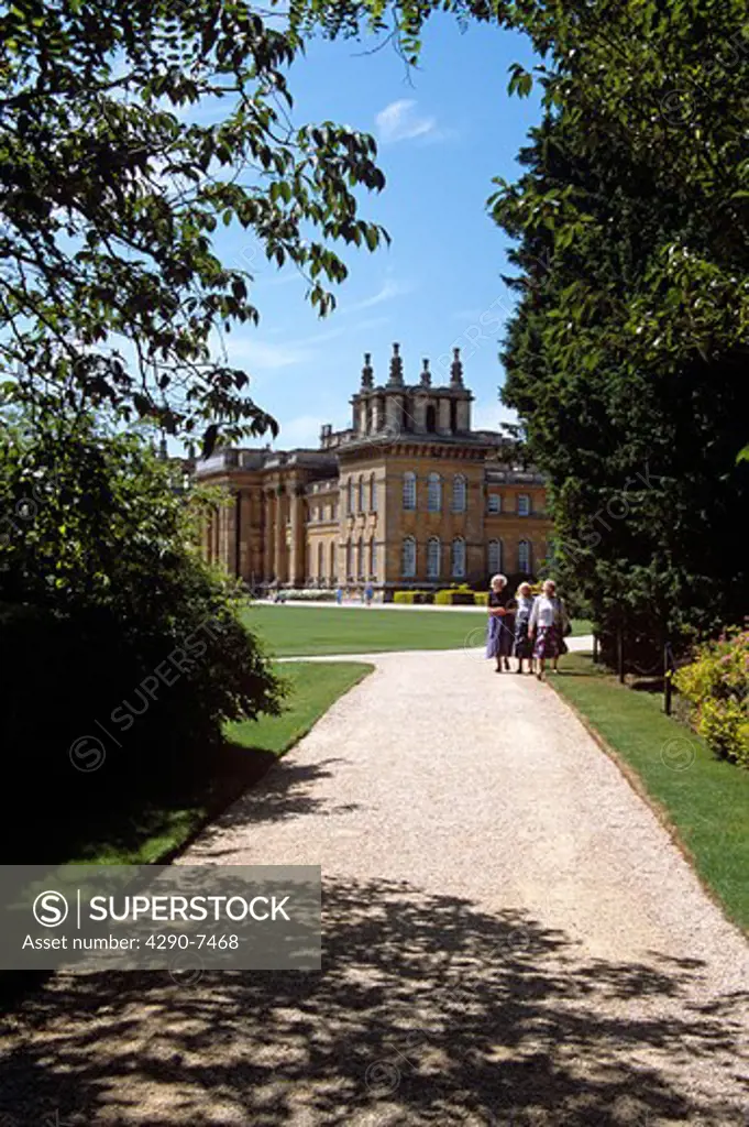 Blenheim Palace, Woodstock, near Oxford, Oxfordshire, England. Looking along path to visitors and Palace.