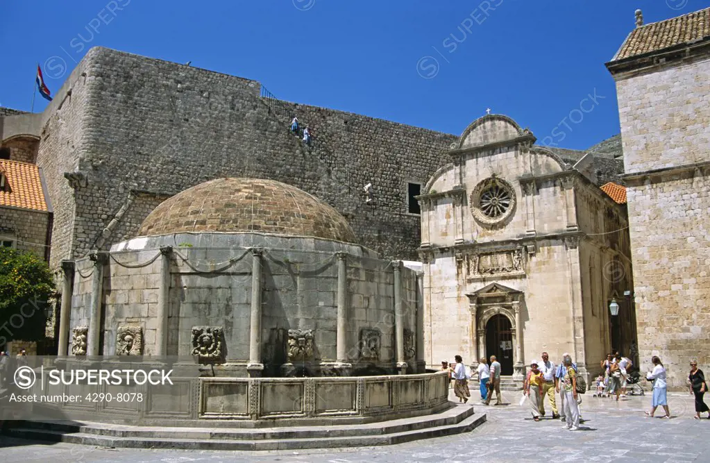 Onofrio's large fountain and Saint Saviour's Church (Crkva Sveti Spas), Stradun, Dubrovnik, Dalmatian Coast, Croatia, Former Yugoslavia