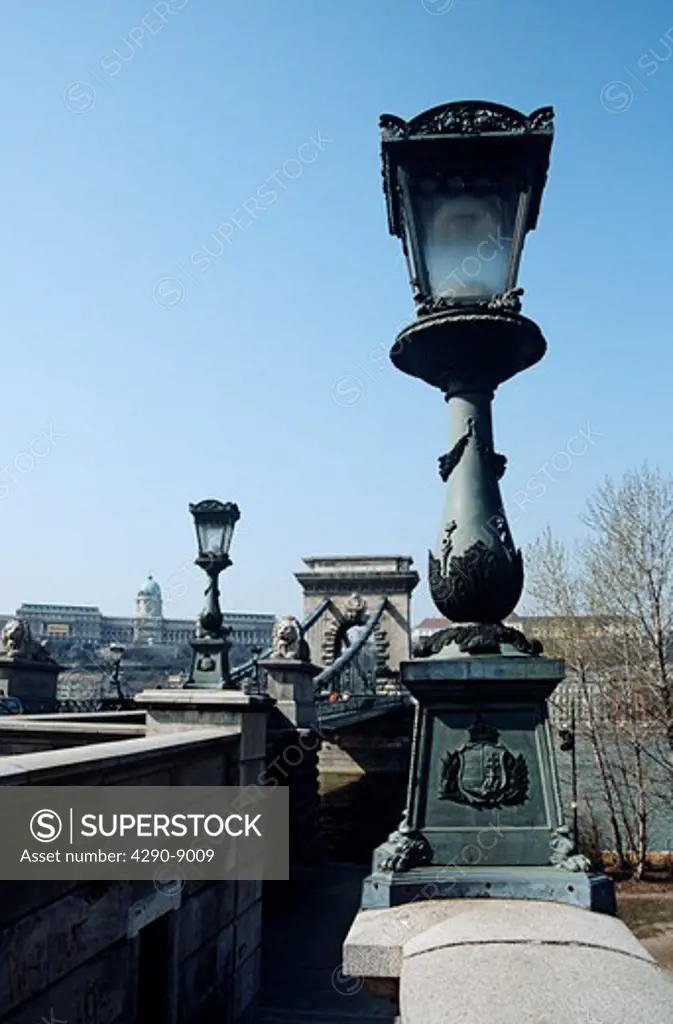 Street light and Chain Bridge, Szechenyi Lanchid, over the River Danube, Budapest, Hungary