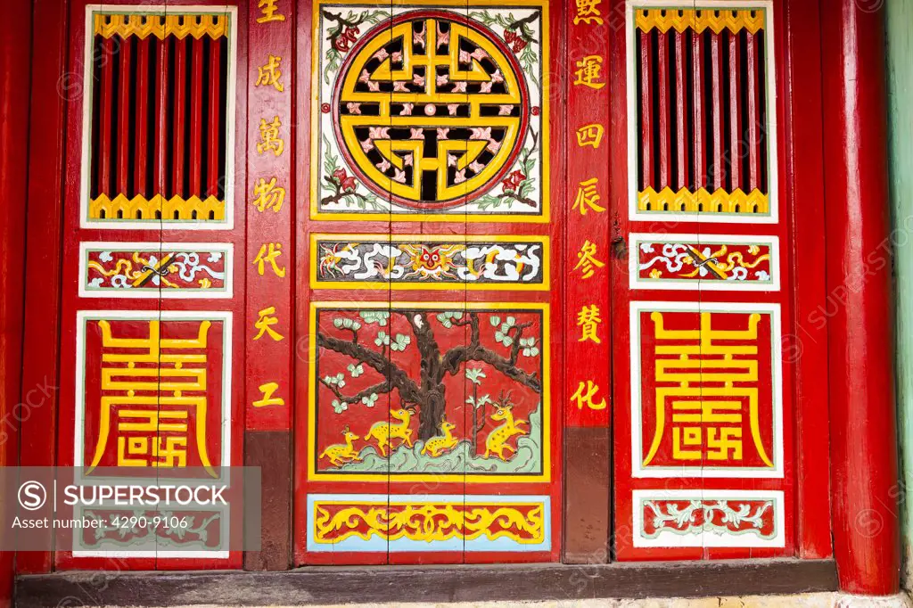 Vietnam, Quang Nam Province, Hoi An, Doorway at entrance to Chinese family temple