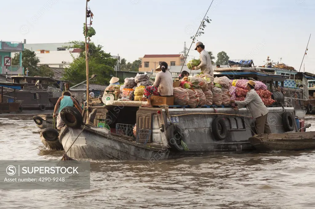 Vietnam, Mekong River Delta, Cai Rang, near Can Tho, people selling vegetables from boat in floating market