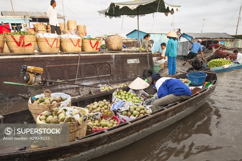 Vietnam, Mekong River Delta, Cai Rang, near Can Tho, boats and people in floating market