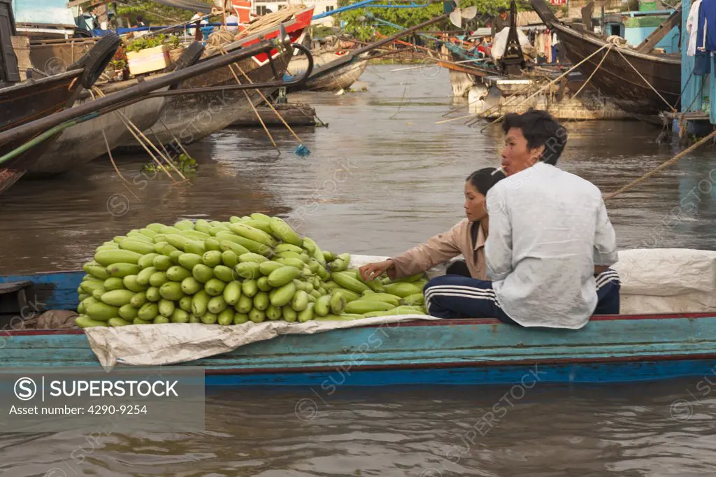 Vietnam, Mekong River Delta, Cai Rang, near Can Tho, people in boat in floating market
