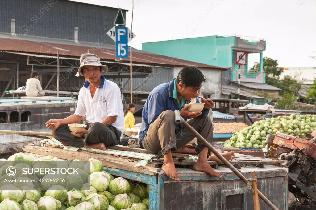 Vietnam, Mekong River Delta, Cai Rang, near Can Tho, men selling vegetables from boat in floating market