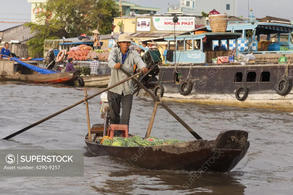 Vietnam, Mekong River Delta, Cai Rang, near Can Tho, man rowing his boat in floating market