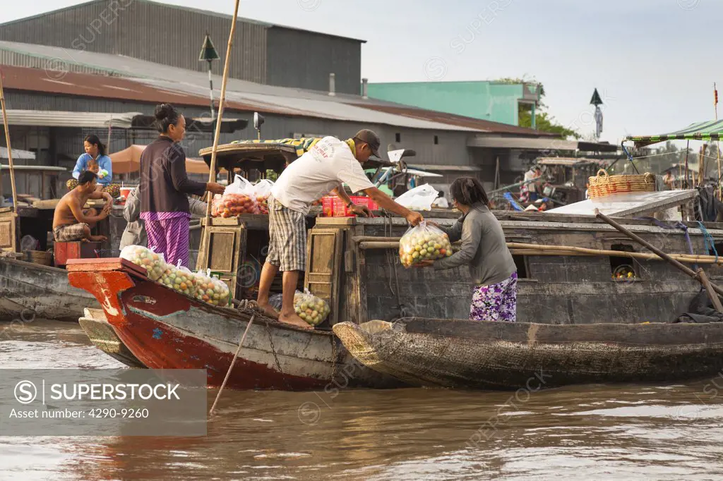 Vietnam, Mekong River Delta, Cai Rang, near Can Tho, people selling tomatoes from boat in floating market