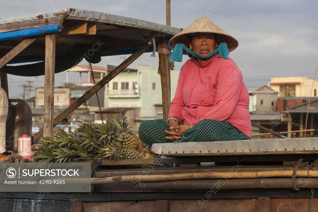 Vietnam, Mekong River Delta, Cai Rang, near Can Tho, woman selling pineapples in floating market