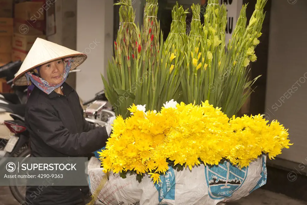 Vietnam, Hanoi, Woman selling flowers in old town