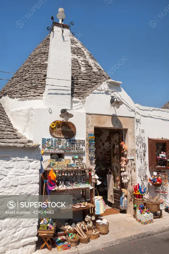 Traditional trulli shop, Rione Monti, Alberobello, province of Bari, in the Puglia region, Italy