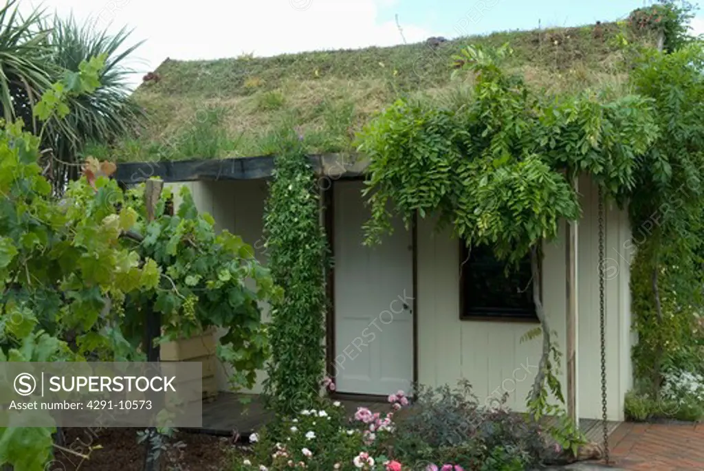 Summerhouse/Garden Office with 'living' roof of grass and sedums (Paul Stone Gardens/Hampton Court Flower Show 2007)