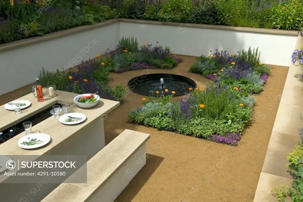 Sunken garden in Italian style with outdoor dining area (Thomas Hoblyn Design Agency/Hampton Court Flower Show 2007)