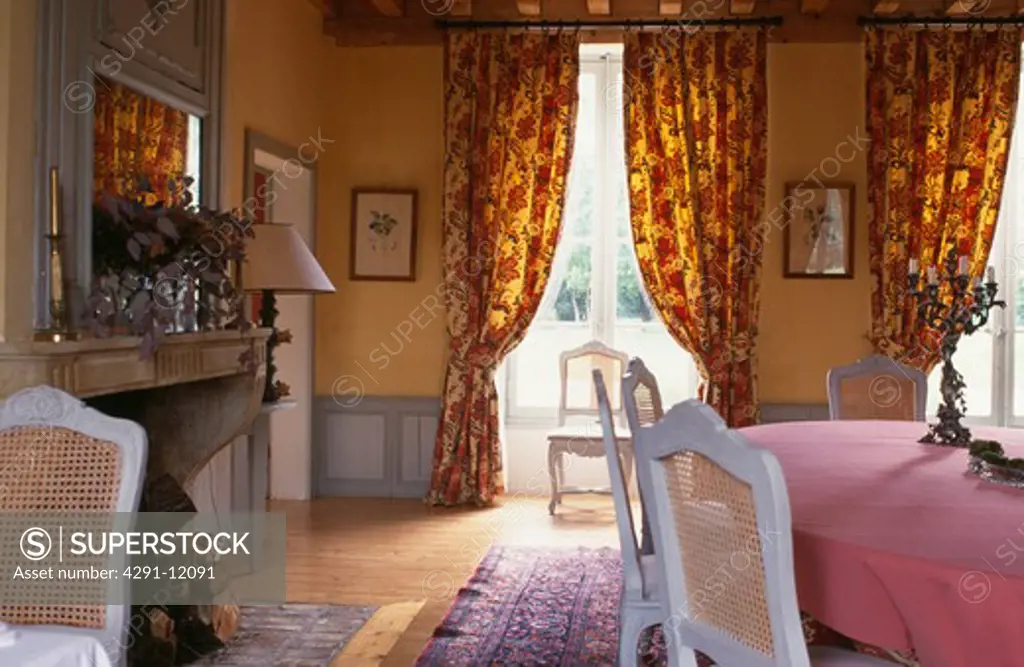 Traditional country diningroom with yellow and red curtains