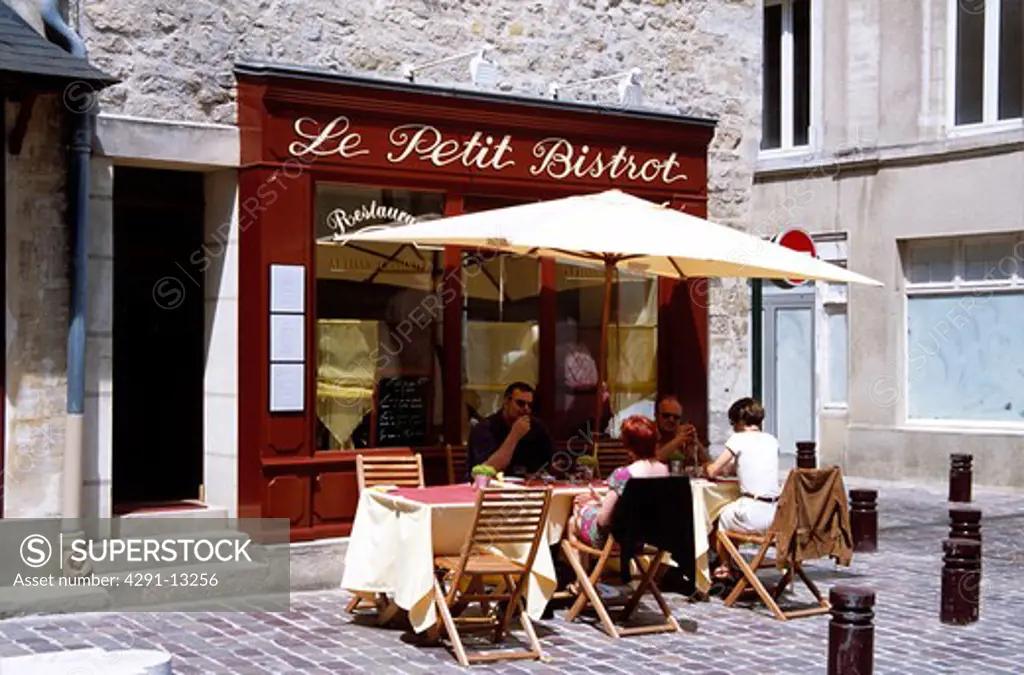 People dining outside Le Petit Bistrot Restaurant, Bayeux, Normandy, France