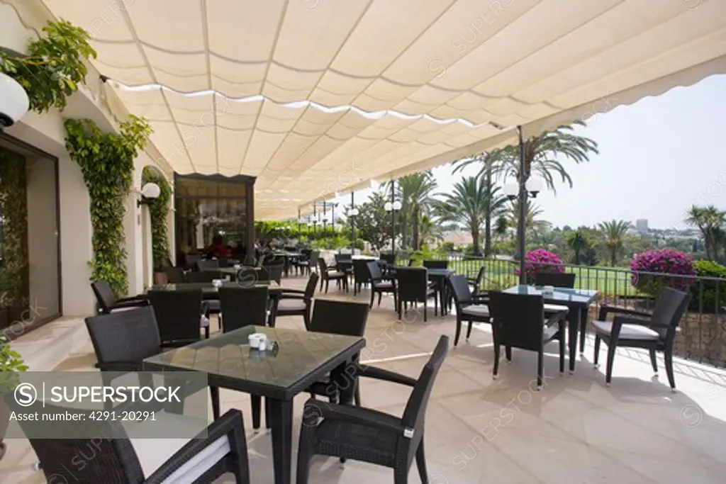 Informal daytime dining on the terrace.
