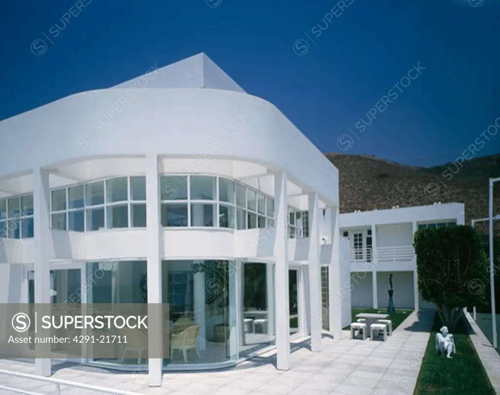 Large modern white house on Malibu Beach on the Californian coast