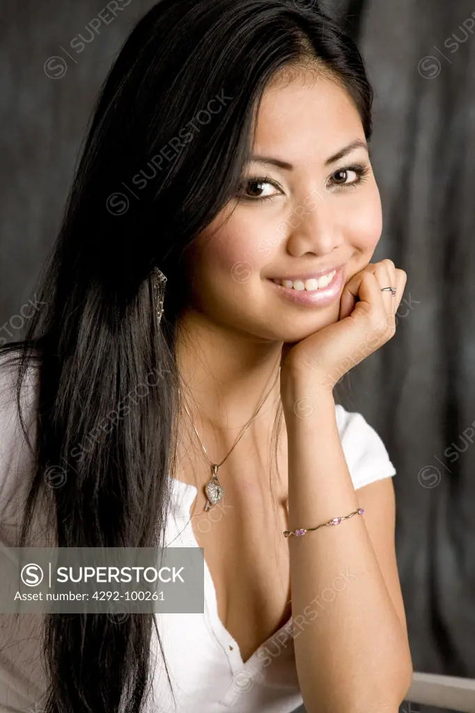 Close up of Hispanic woman whit jewellery