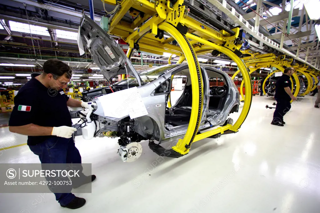Italy, Piedmont, Turin, Mirafiori. Workers in Fiat car factory assembling plant