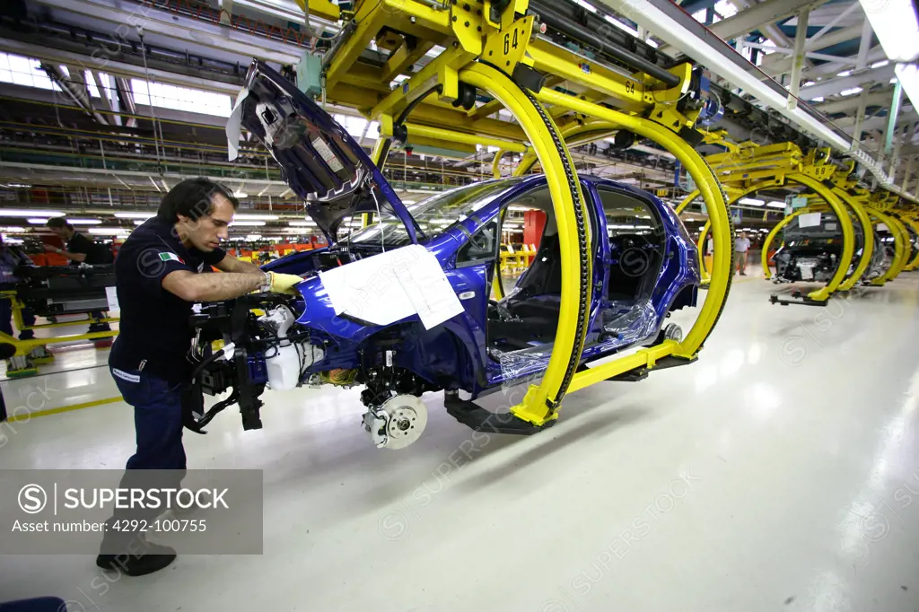 Italy, Piedmont, Turin, Mirafiori. Worker in Fiat car factory assembling plant