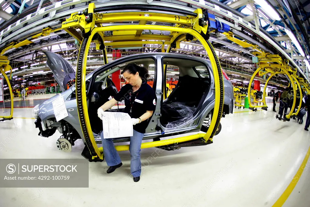 Italy, Piedmont, Turin, Mirafiori. Worker in Fiat car factory assembling plant