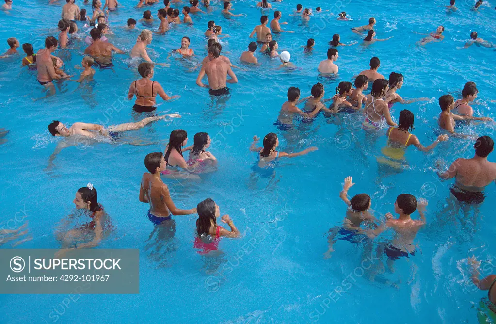 Italy, Veneto, Jesolo, people at swimming pool