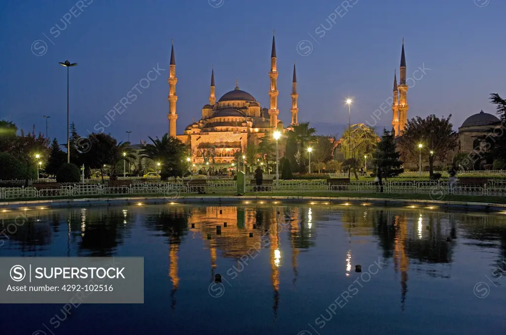 Turkey, Istanbul, Sultanhamet Mosque, Blue Mosque at dusk