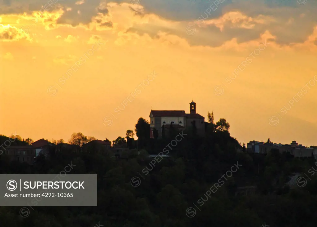 Italy, Piedmont, Monferrato, hill at sunset