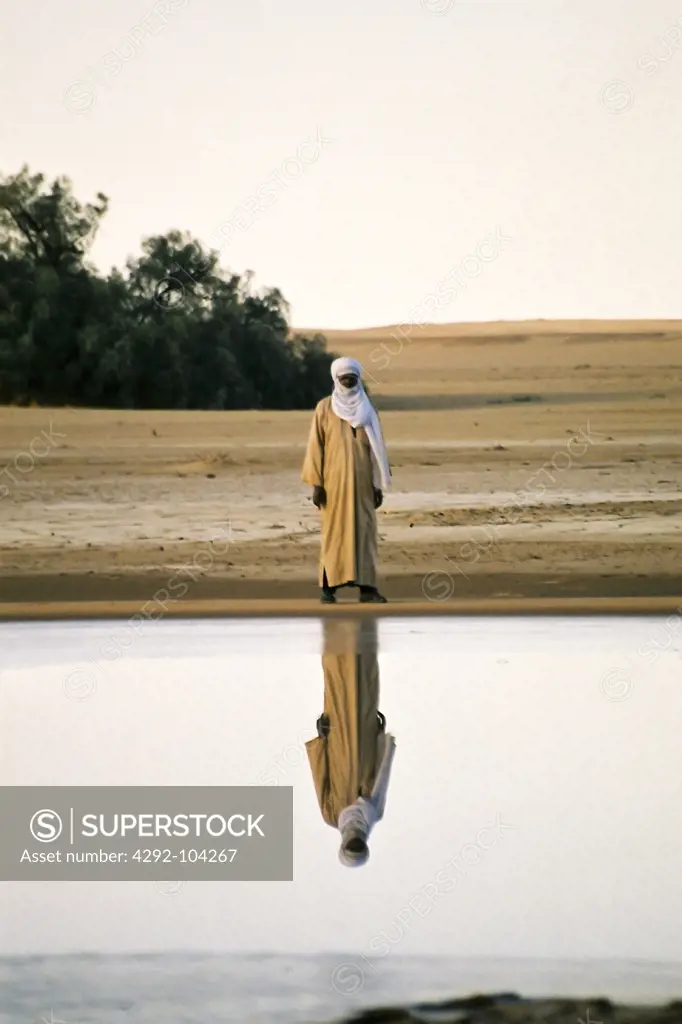 Algeria, tuareg walking in Moulinaga Desert,