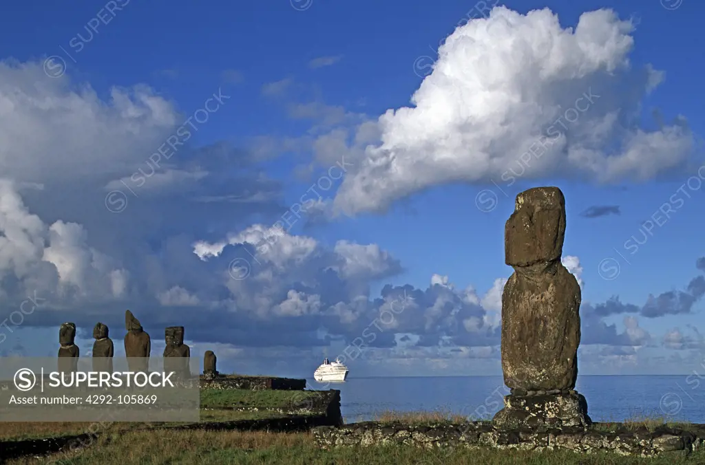 South America,Chile, Easter Island, Tahai ceremonial,Ahu Tahai,Ahu Vai Uri