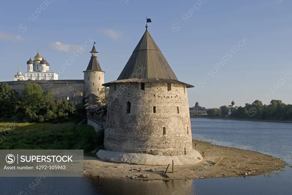 Russia, Pskov, Psokova river, Ploskaya tower and the Holy Trinity Cathedral