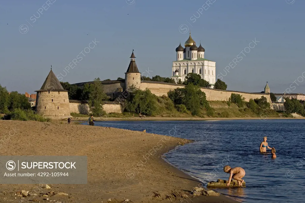 Russia, Pskov, Kreml, Velikaia river, Kutekroma tower and Holy Trinity cathedral