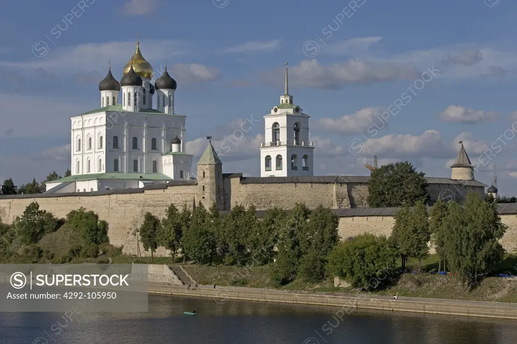 Russia, Pskov, Kreml, Velikaia river, Holy Trinity cathedral and fortifications wall