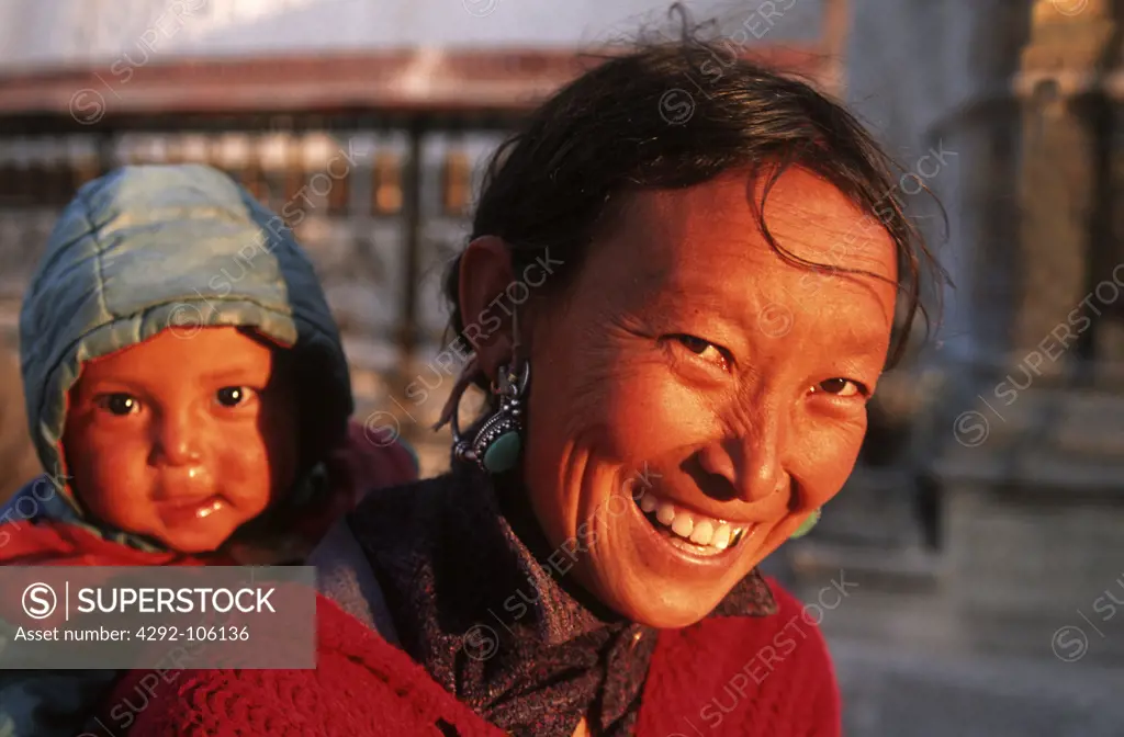 Nepal, Katmandu, woman and child at the Swayambhunath Stupa