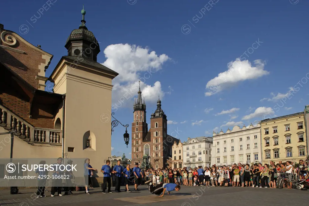 Poland, Krakow, Main Market Square, Sukiennice (Cloth Hall) and the Basilica of the Virgin Mary