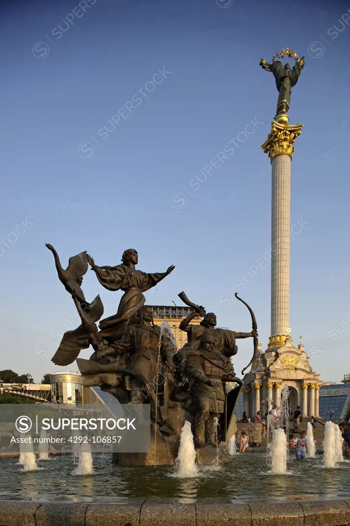 Ukraine, Kiev, Independence square, monument to Berehynia