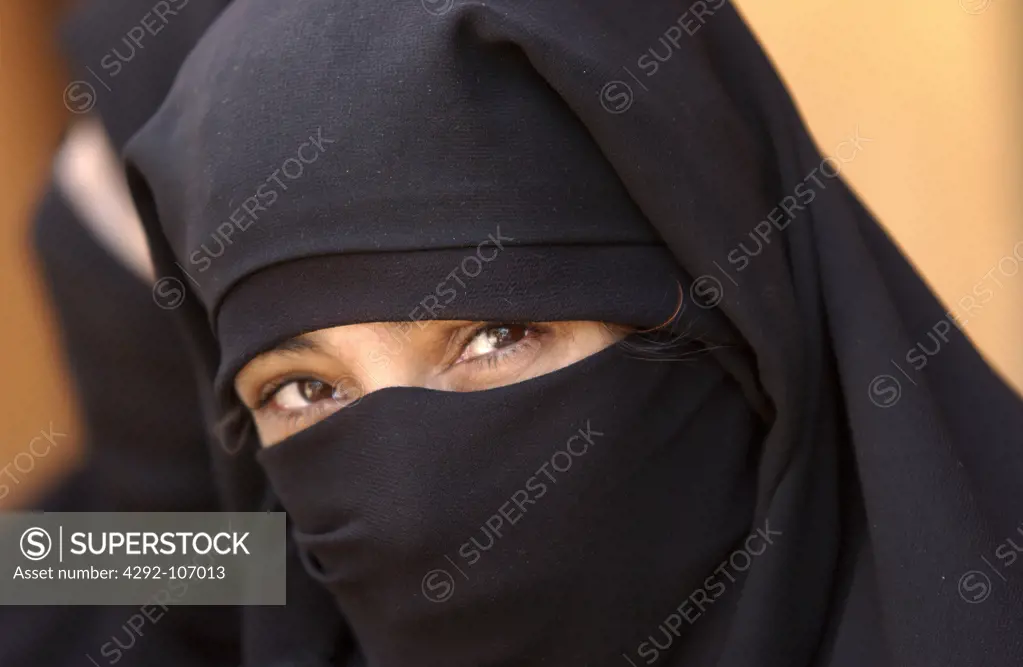 Yemen, Sanaa, veiled mother