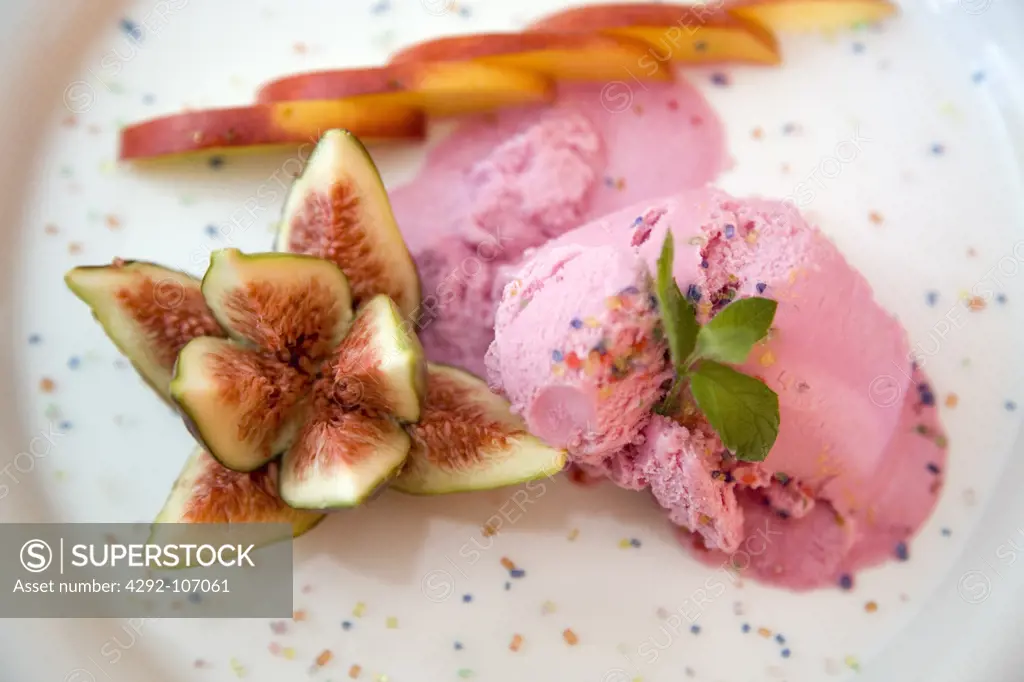Strawberry sorbet with fruit composition