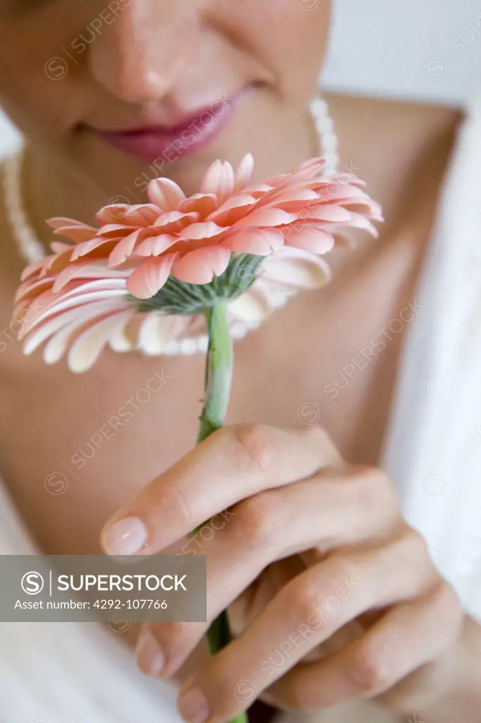 Bride holding a daisy