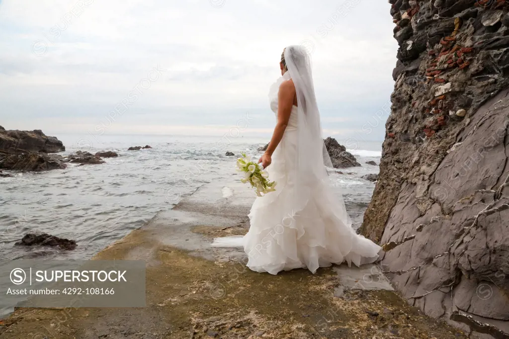 Italy, Liguria, Genoa Boccadasse, bride looking at sea
