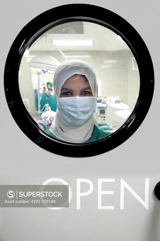 Africa, Sudan, Khartoum, nurse at work in Salam cardiac hospital