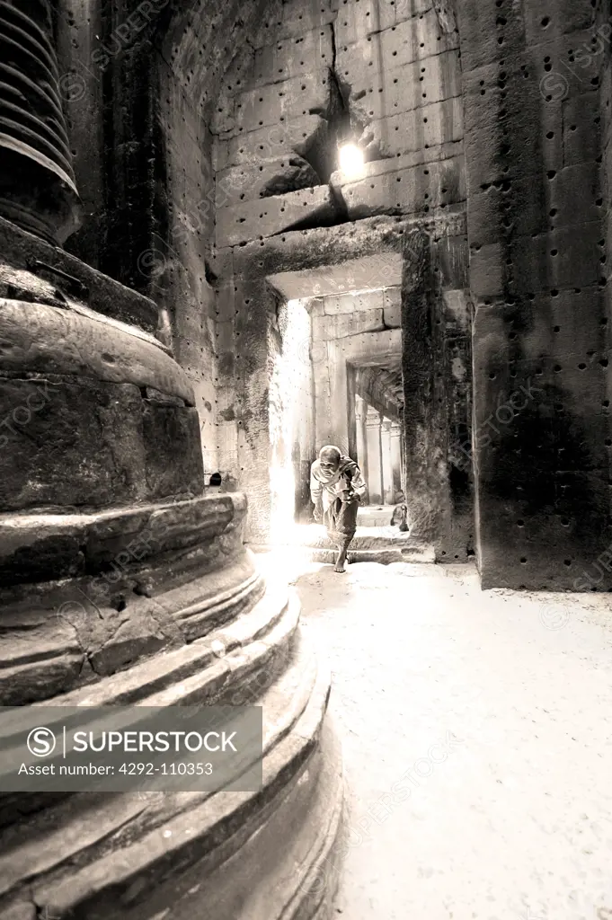 Cambodia, Angkor, Presh Khan temple, buddhist stupa and nun