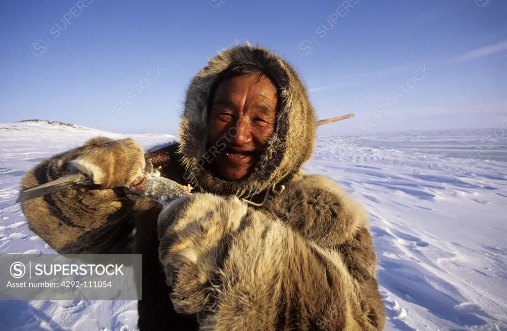 Canada, Baker Lake, Nanuvut, inuit eating raw fish