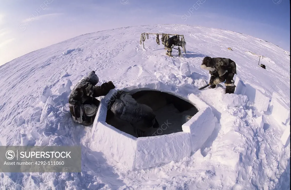 Canada, Village Baker Lake, Nanuvut, inuit building igloo