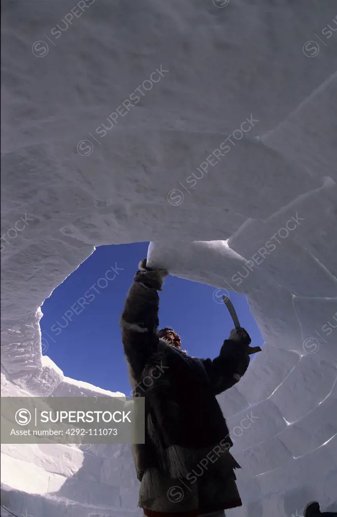 Canada, Village Baker Lake, Nanuvut, inuit building igloo