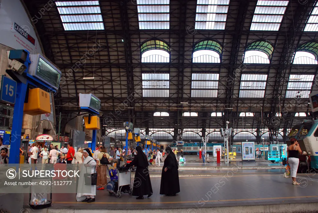 Italy, Lombardy, Milan, Three nuns at the Central Train Station
