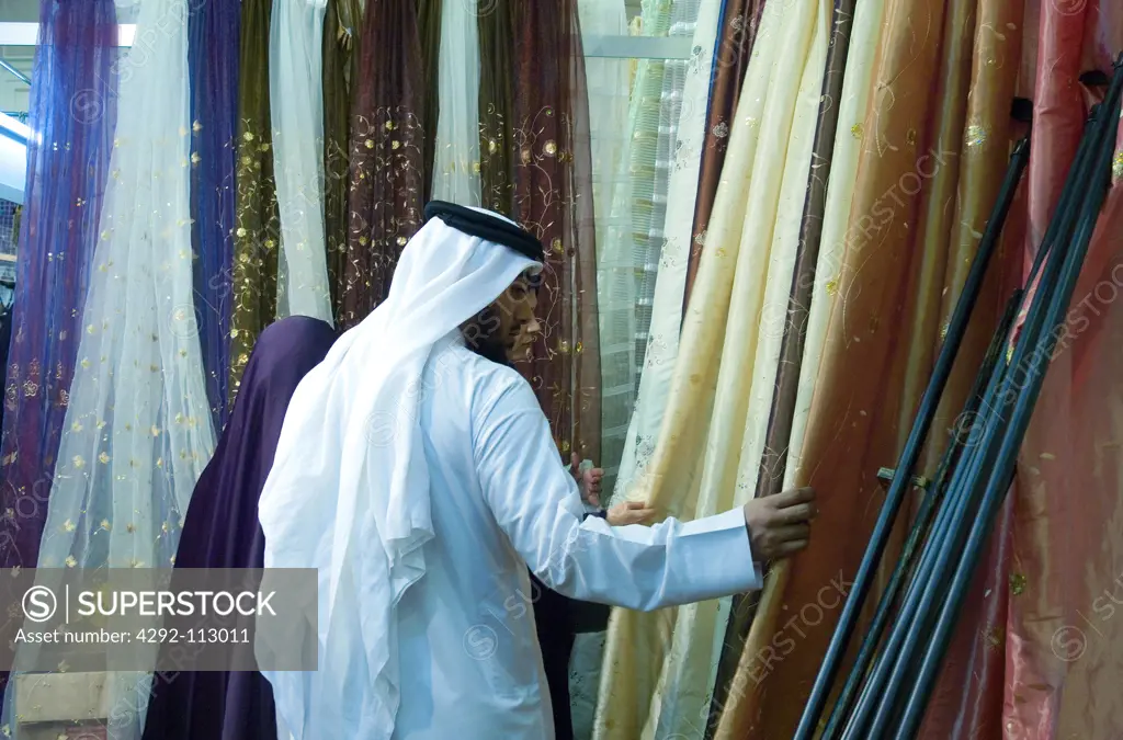 Bahrain.Manama city, looking at fabrics nell'Exibition Center.