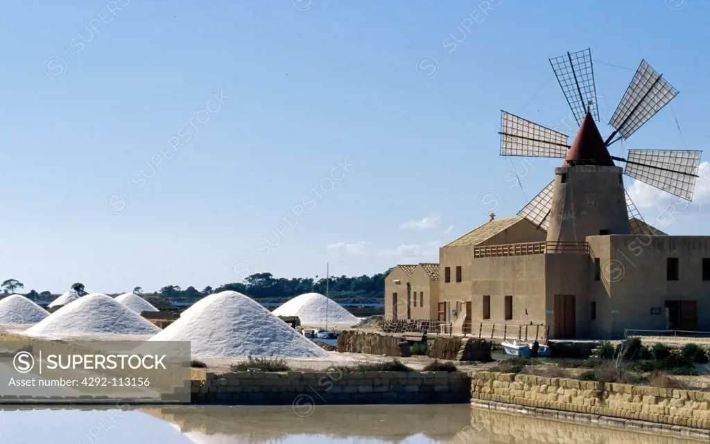 Italy, Sicily, Trapani. Salt ponds