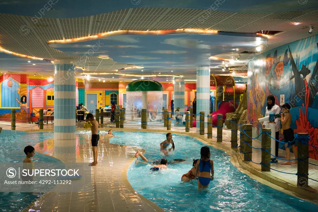 Qatar, Doha, swimming pool in the City Center shopping mall